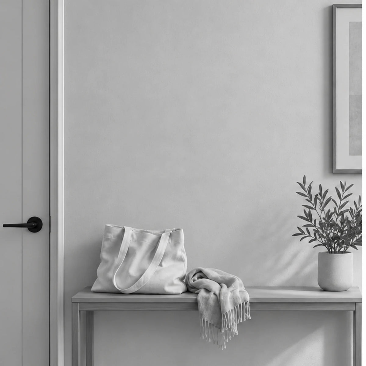 Avant illustratif en gris : sac et foulard posés sur la console