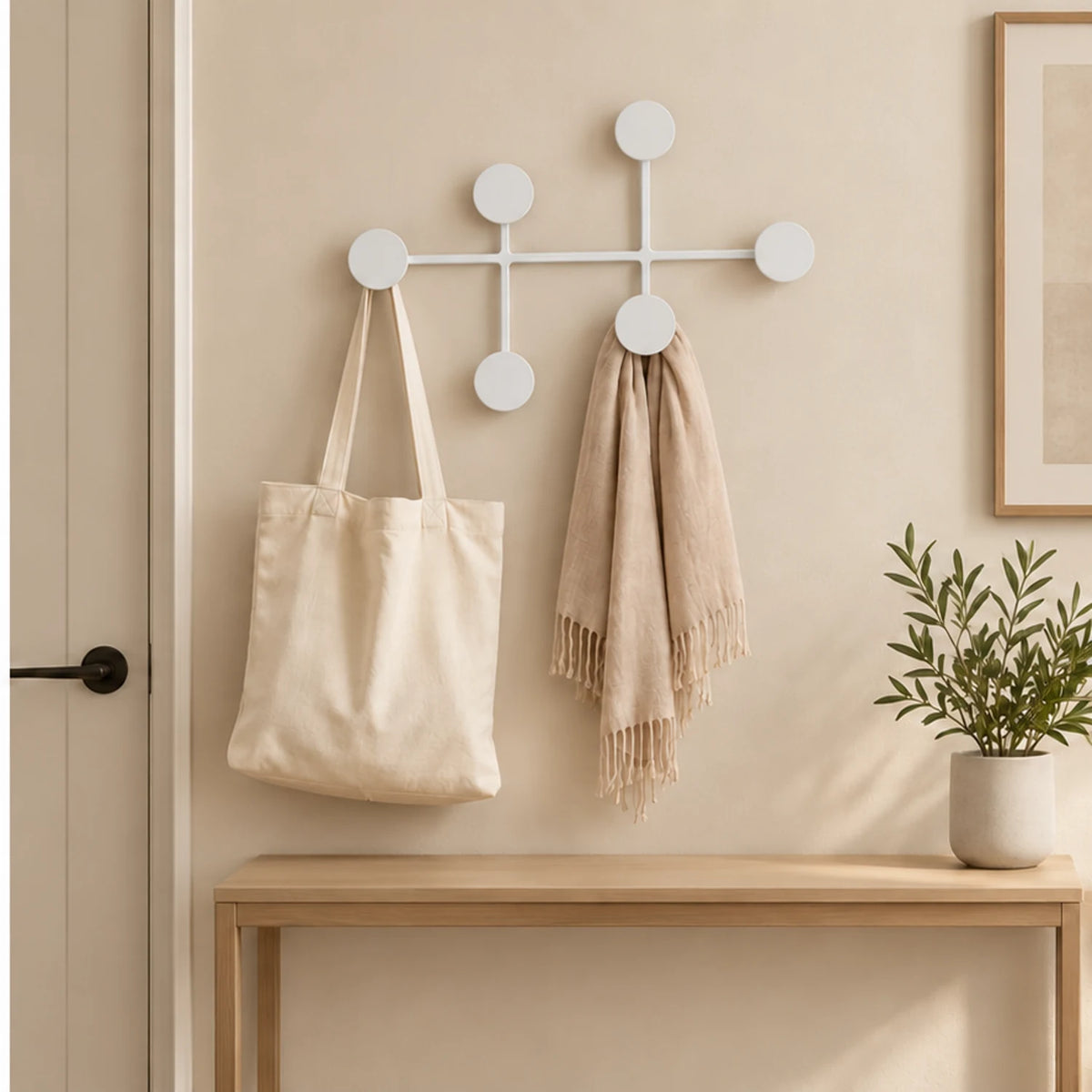 Après illustratif en couleur : sac et foulard suspendus au modèle blanc