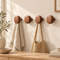 Patère bois carrée lot 4 crochets muraux, forme géométrique bois massif - mise en scène dans une entrée