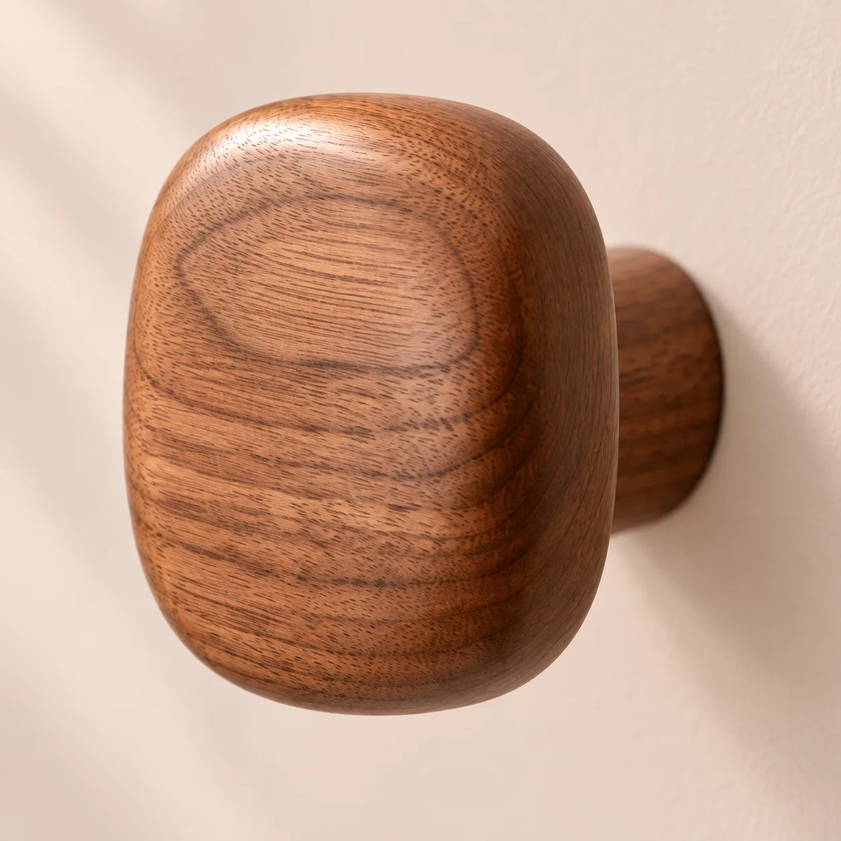Patère bois carrée lot 4 crochets muraux, forme géométrique bois massif - détail du grain et des finitions