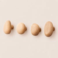 Patère bois naturel compact lot 4 crochets, bois massif sans perçage - vue principale sur fond beige