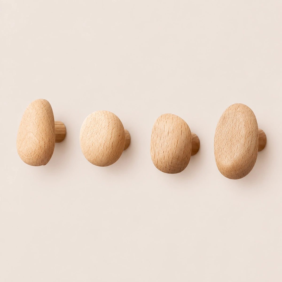 Patère bois naturel compact lot 4 crochets, bois massif sans perçage - vue principale sur fond beige