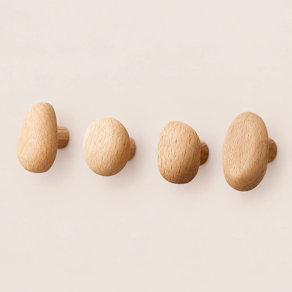 Patère bois naturel lot 4 crochets muraux, bois massif clair - vue principale sur fond beige