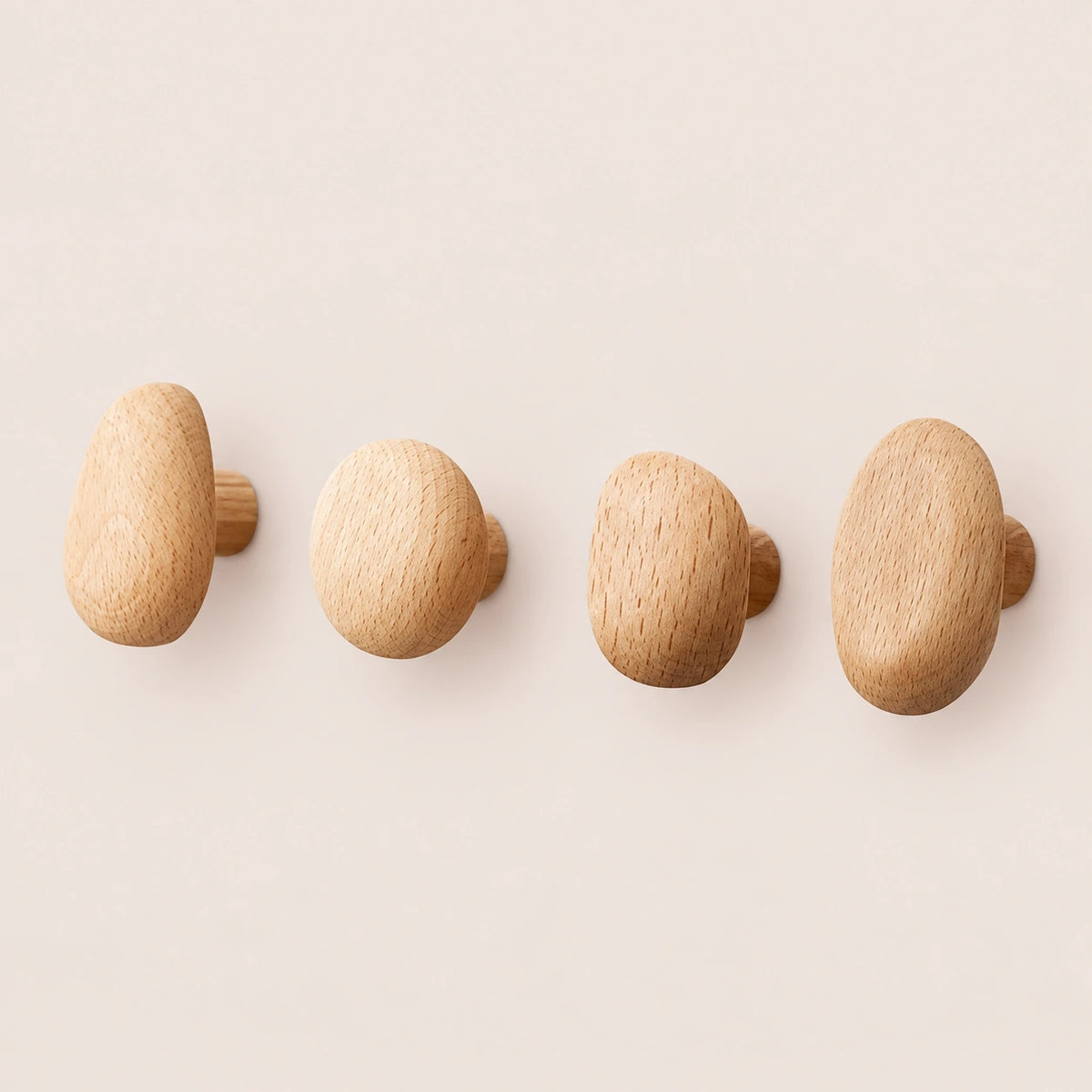 Patère bois naturel lot 4 crochets muraux, bois massif clair - vue principale sur fond beige
