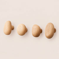 Patère bois naturel lot 4 crochets muraux, bois massif clair - vue principale sur fond beige