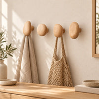Patère bois naturel lot 4 crochets muraux, bois massif clair - mise en scène dans une entrée