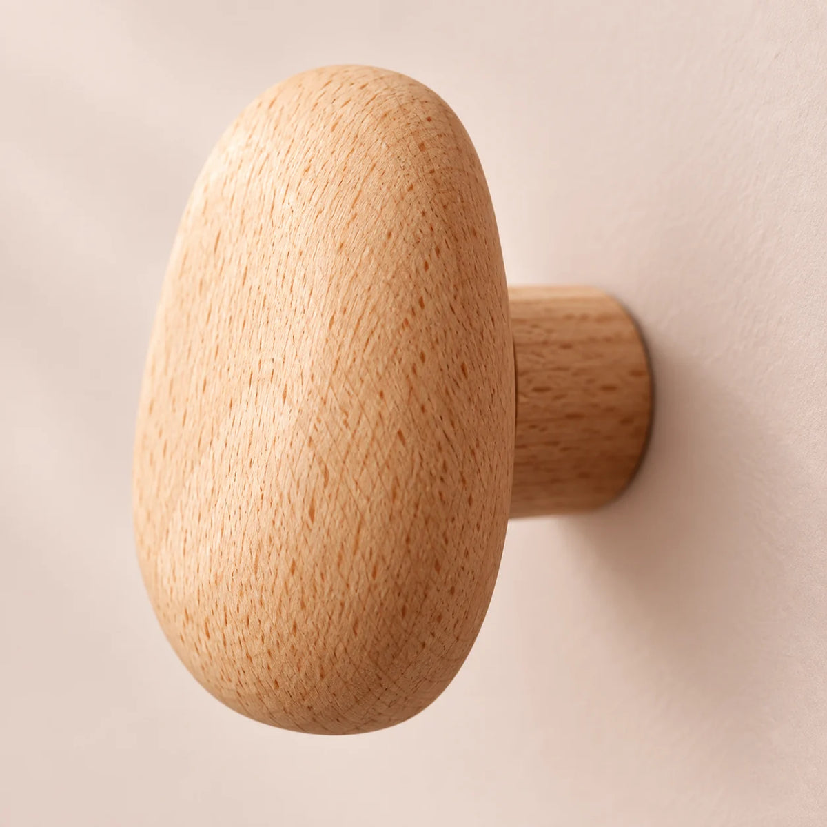 Patère bois naturel lot 4 crochets muraux, bois massif clair - détail du grain et des finitions