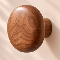 Patère bois ronde lot 4 crochets muraux, forme galet bois massif - détail du grain et des finitions
