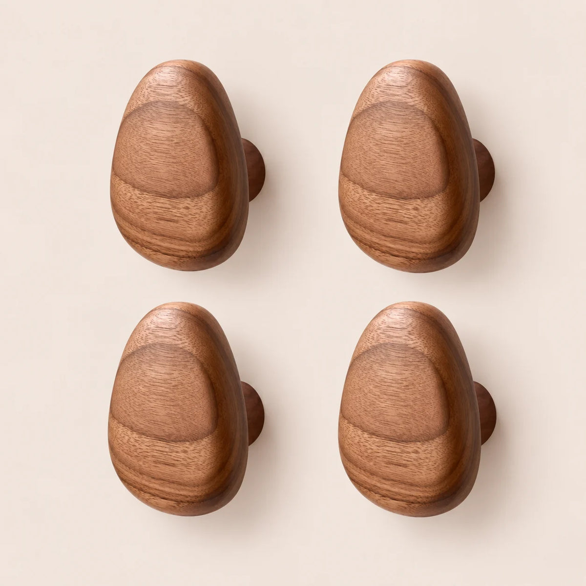 Patère bois triangle lot 4 crochets muraux, forme géométrique bois massif - vue principale sur fond beige