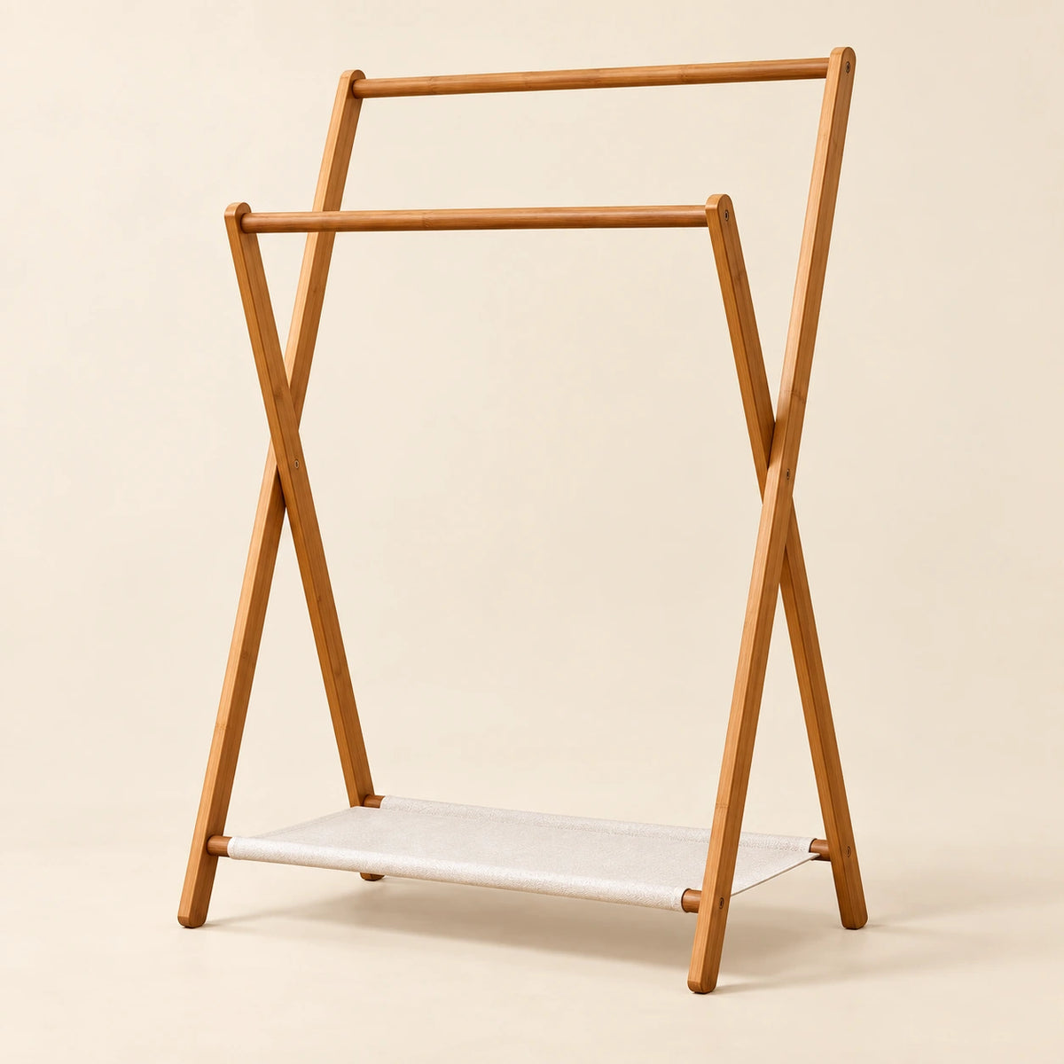 Portant bambou pliant sur pied 79 x 114 cm - vue principale sur fond beige