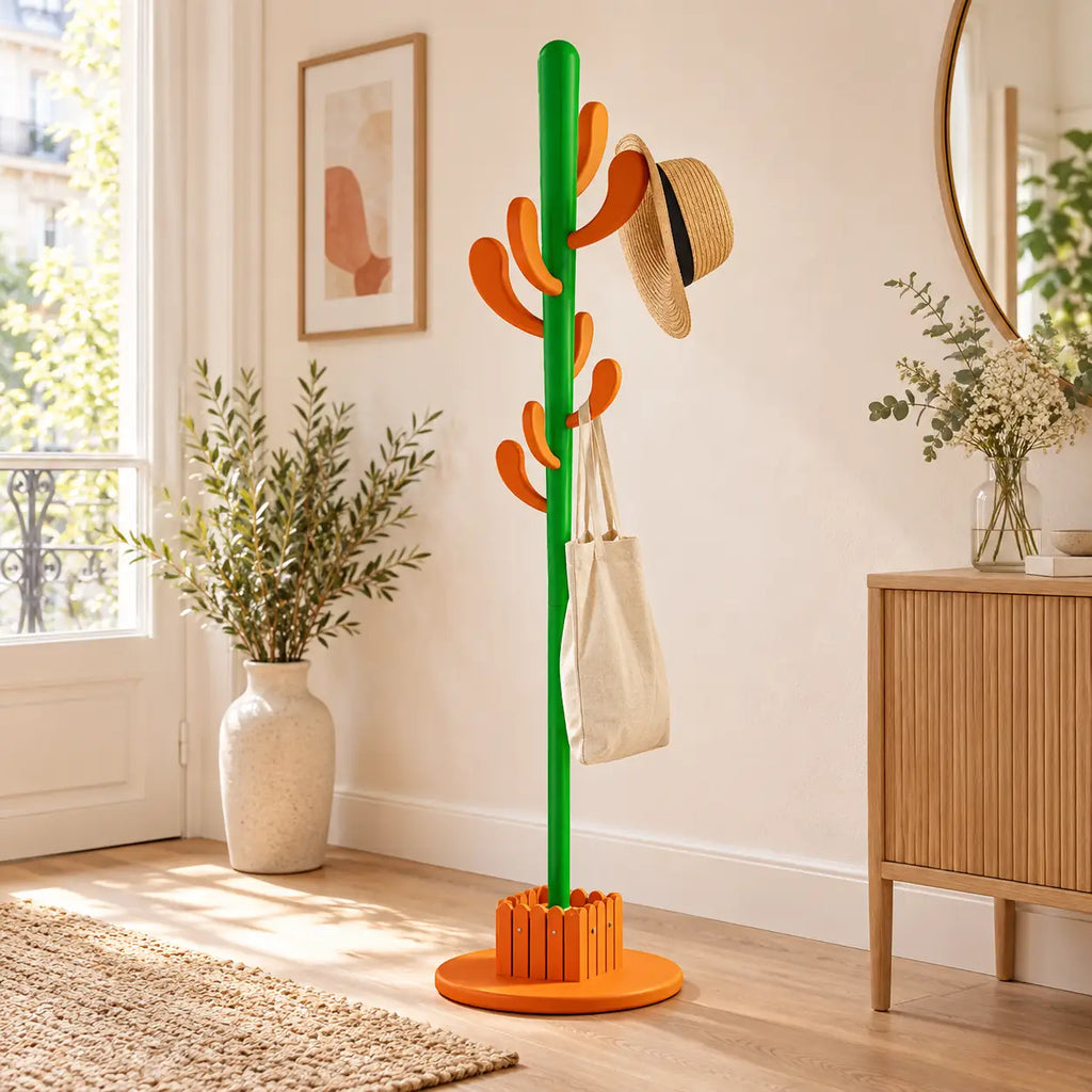 Porte-manteau cactus 168 cm orange, 8 crochets : installé dans une entrée lumineuse