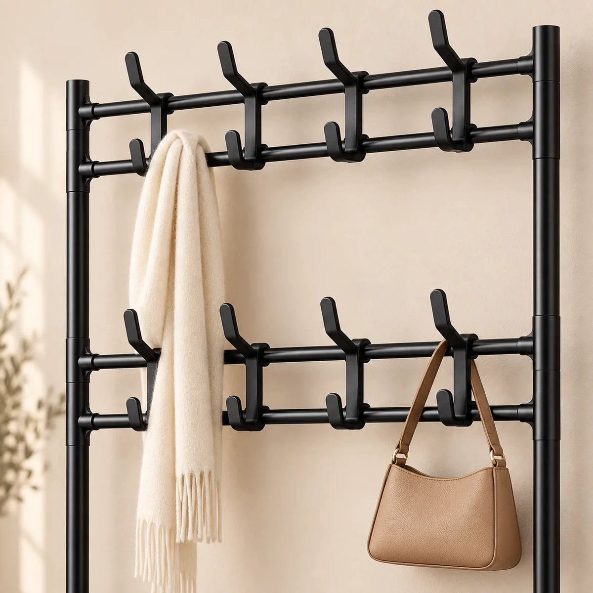 Détail des deux rangées de quatre doubles crochets du porte-manteau noir.