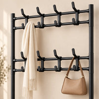 Détail des deux rangées de quatre doubles crochets du porte-manteau noir.