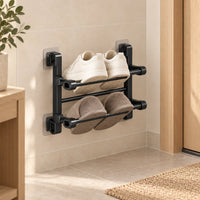 Range-chaussures mural noir de 30 cm avec baskets et chaussons dans un espace beige.