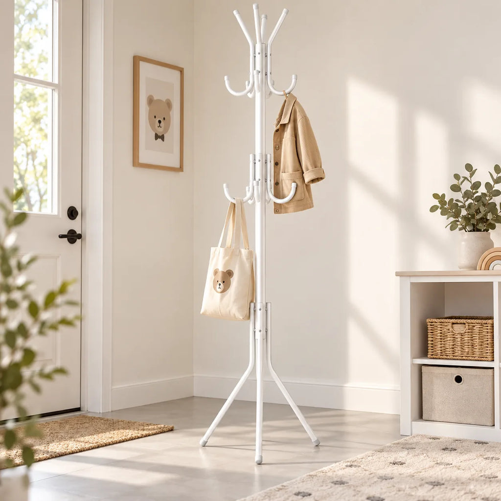 Porte-manteau sur pied blanc avec petite veste et sac dans une entrée claire