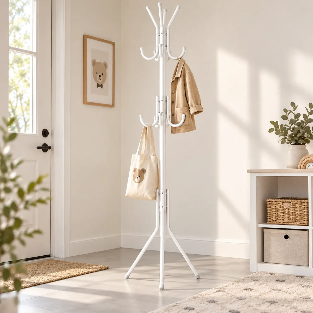 Porte-manteau sur pied blanc avec petite veste et sac dans une entrée claire
