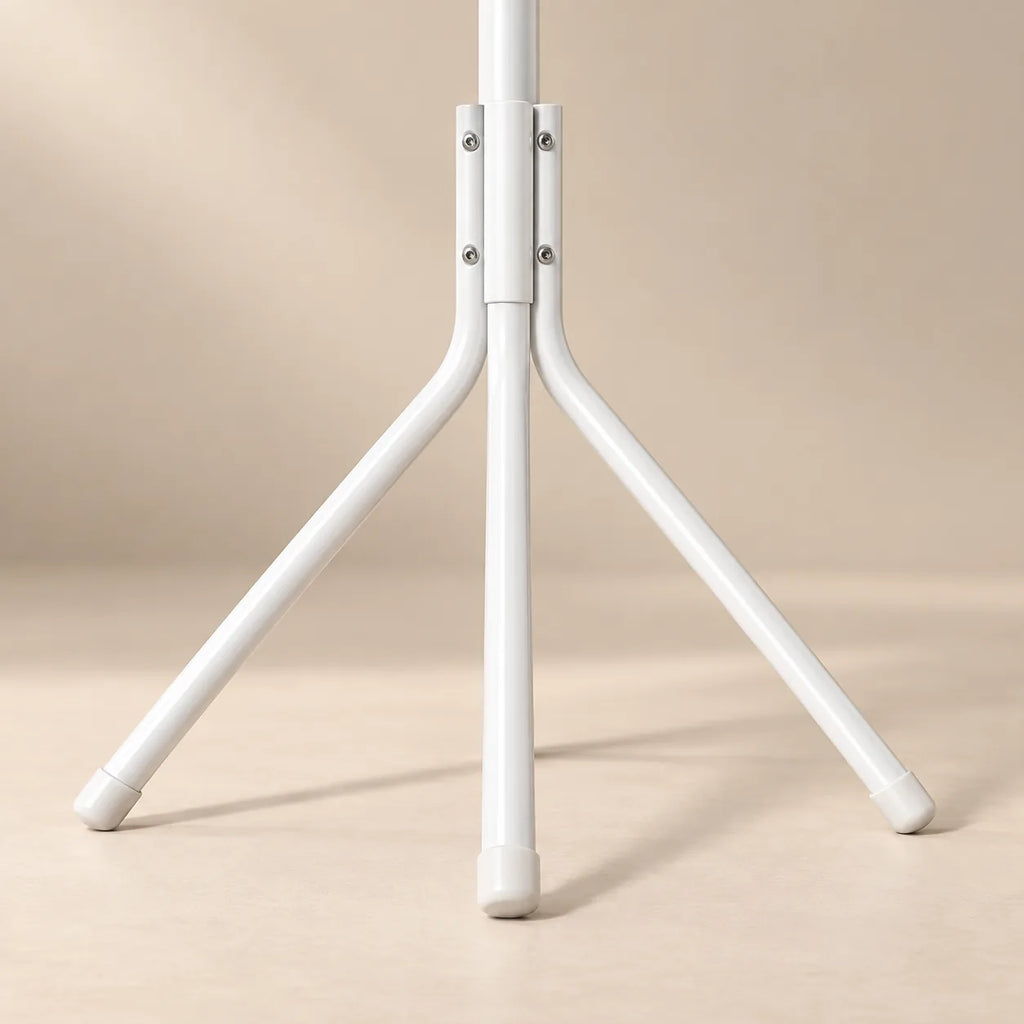 Détail de la base trépied et des pieds antidérapants du porte-manteau blanc