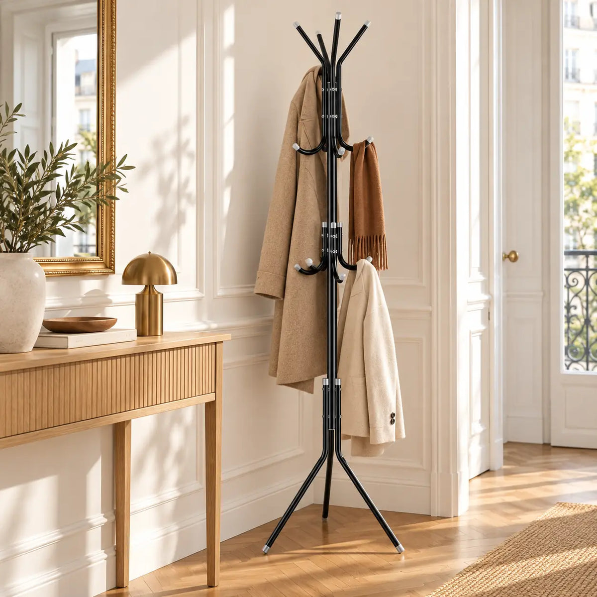 Porte-manteau sur pied noir dans une entrée moderne près d'une console en bois