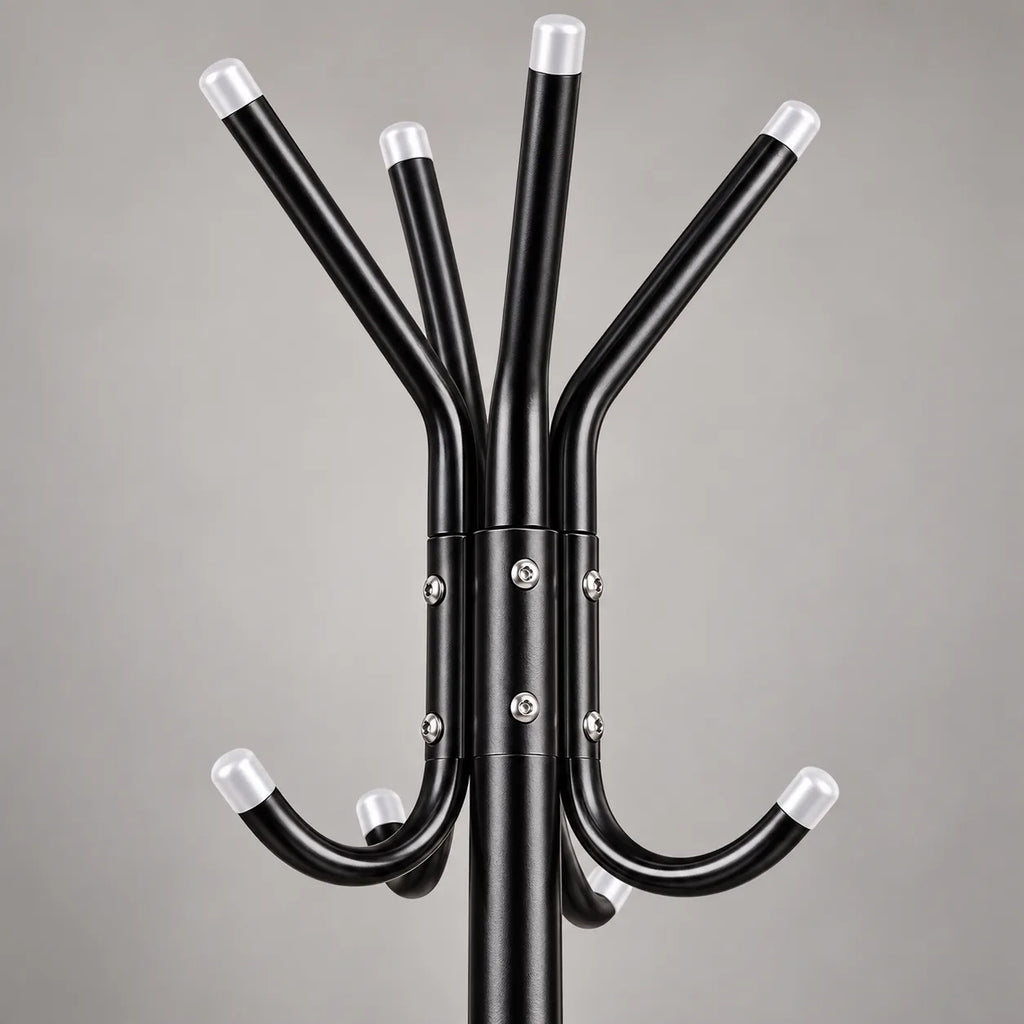 Détail des crochets supérieurs et intermédiaires du porte-manteau noir