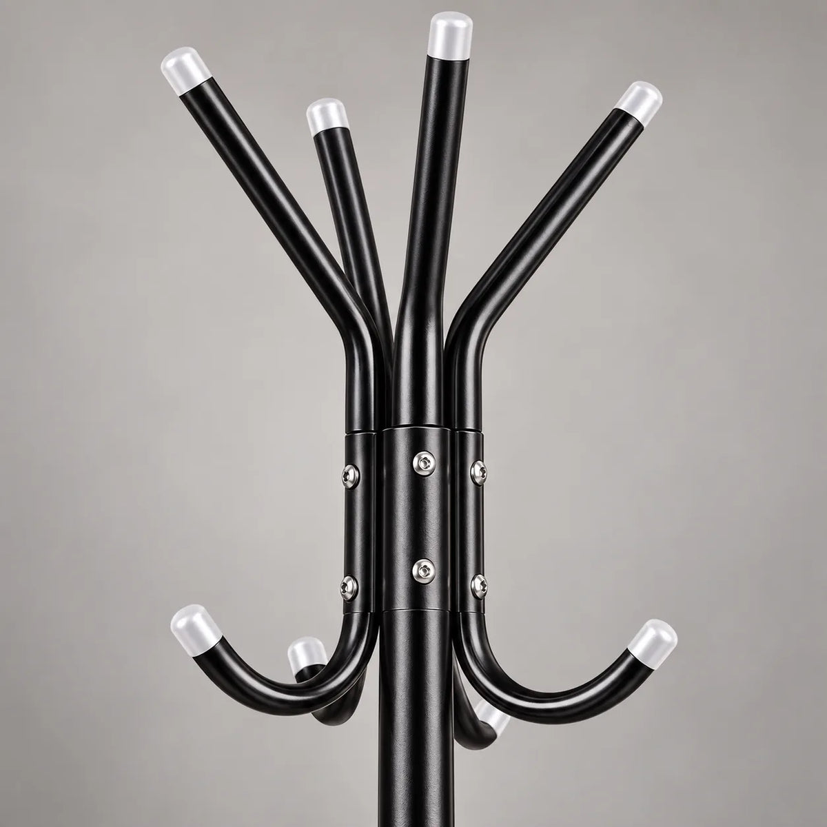 Détail des crochets supérieurs et intermédiaires du porte-manteau noir