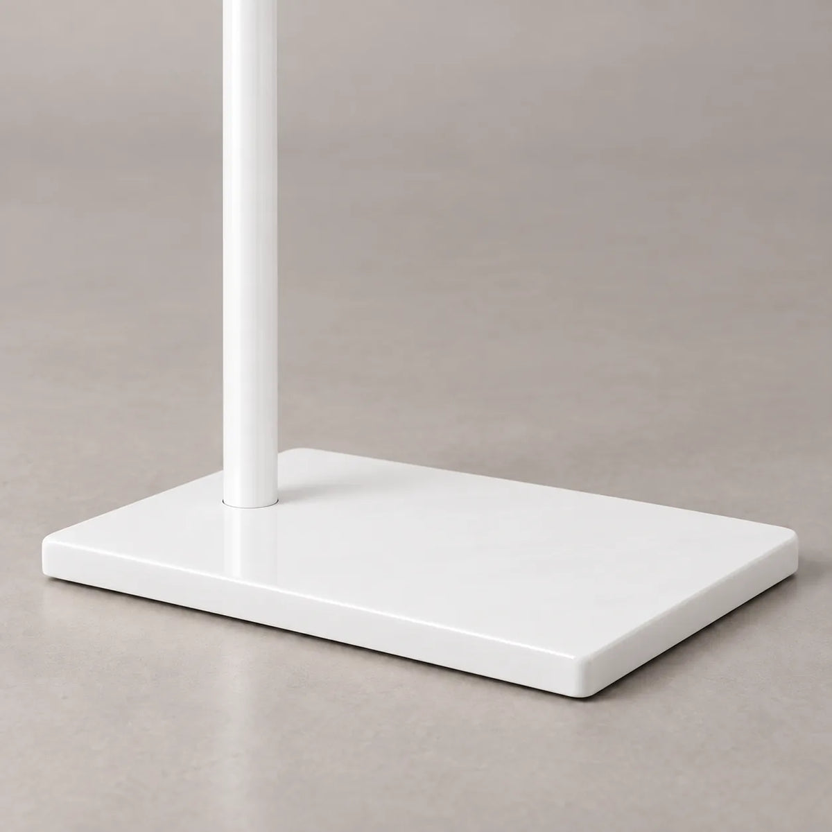 Détail de la base rectangulaire et de la finition blanche laquée du valet