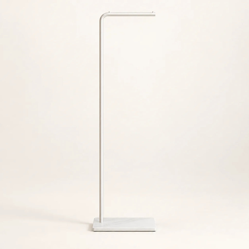 Porte-manteau valet design en métal blanc laqué de 170 cm sur fond clair