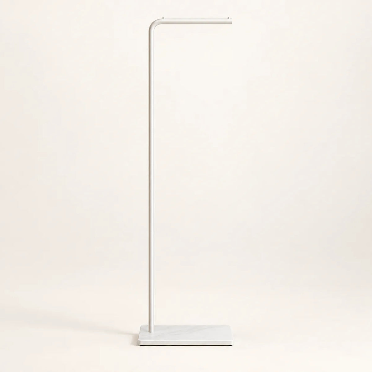 Porte-manteau valet design en métal blanc laqué de 170 cm sur fond clair