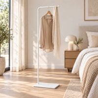 Porte-manteau valet blanc utilisé avec blouse beige et écharpe dans une chambre