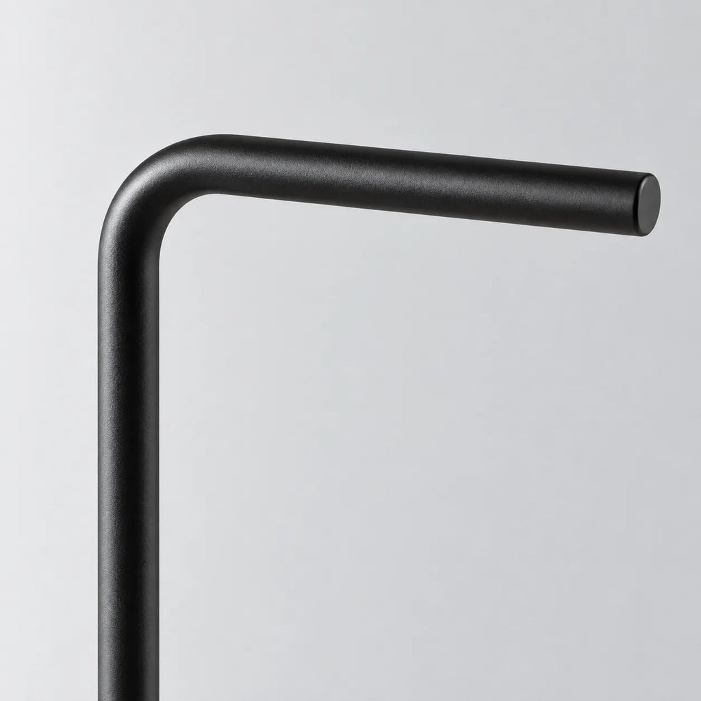 Détail de la barre supérieure et de la finition noire mate du valet