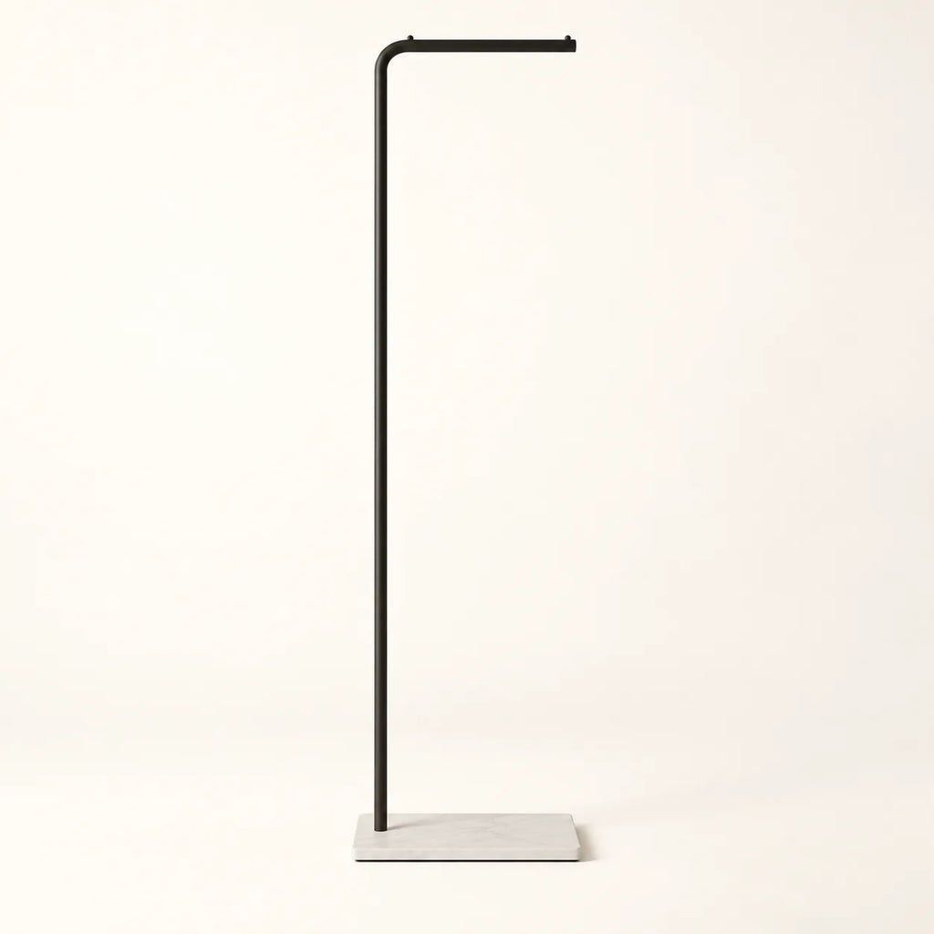 Porte-manteau valet design en métal noir mat de 170 cm sur fond clair