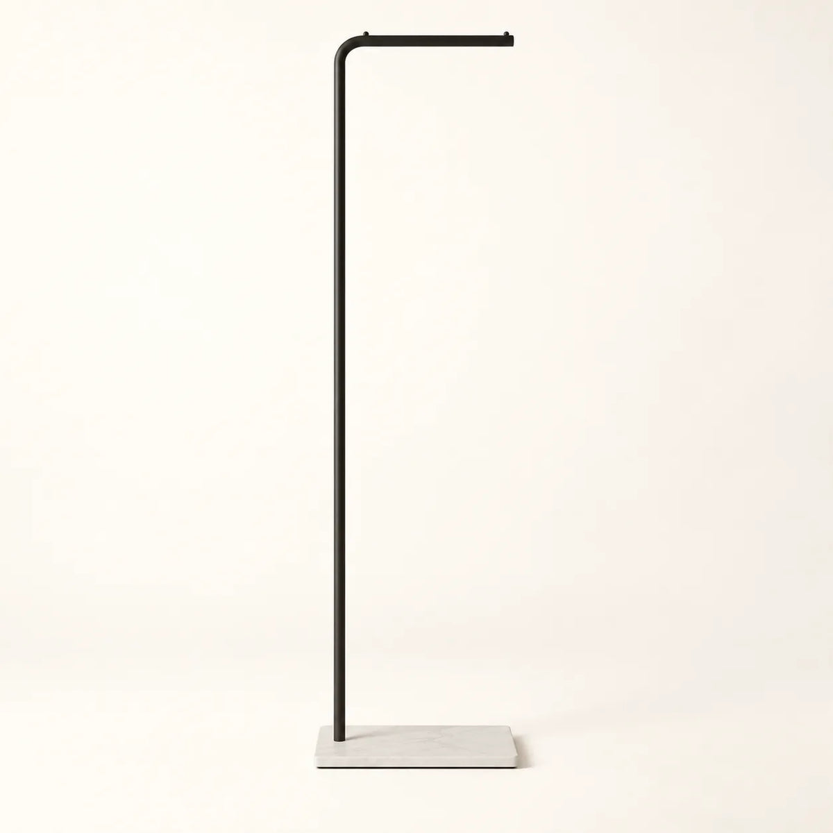 Porte-manteau valet design en métal noir mat de 170 cm sur fond clair