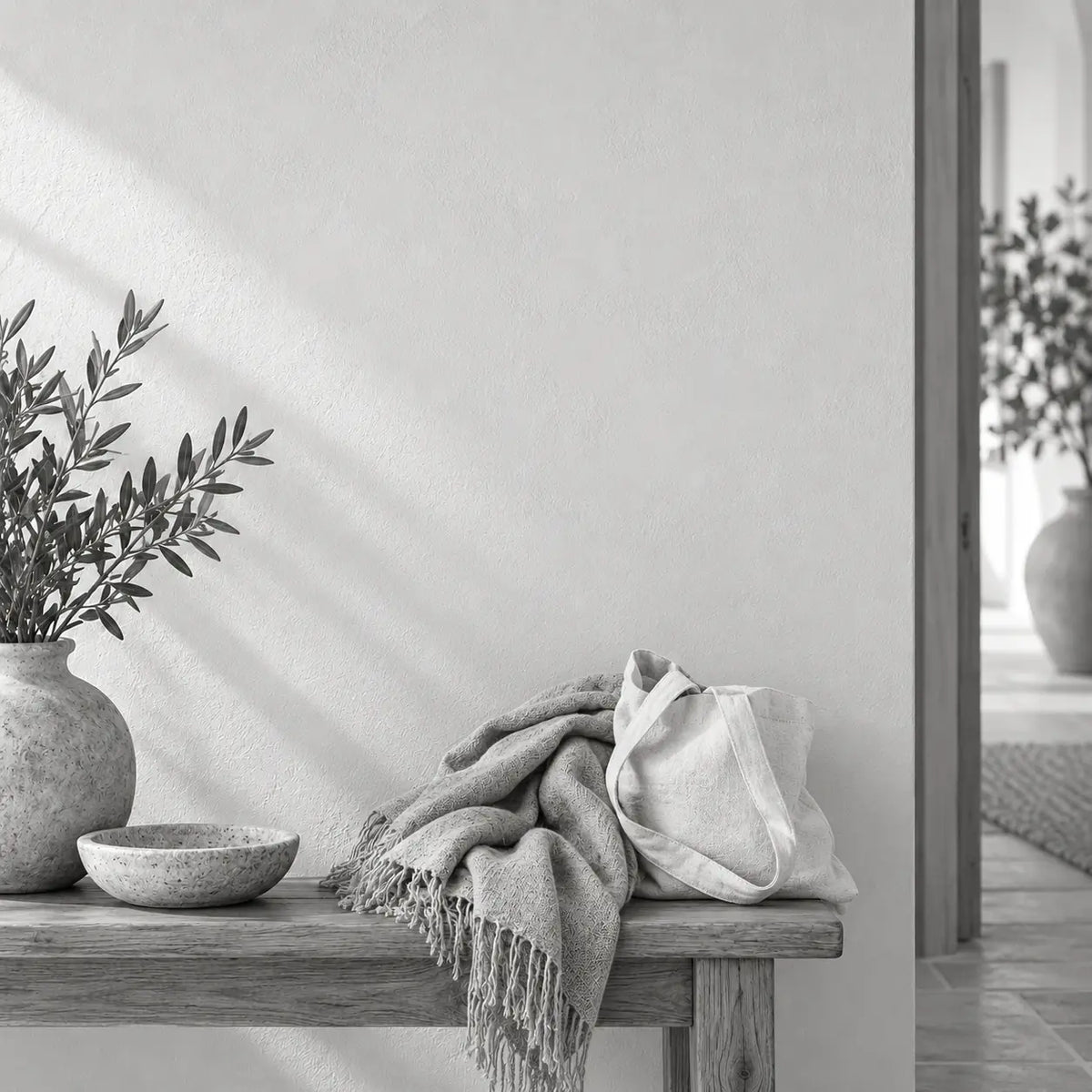 Avant illustratif : écharpe et sac posés sur un banc dans le même décor, sans personne ni jouet