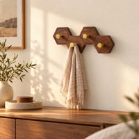 Crochet mural nid d’abeille bois brun, 4 crochets en laiton, dans une chambre
