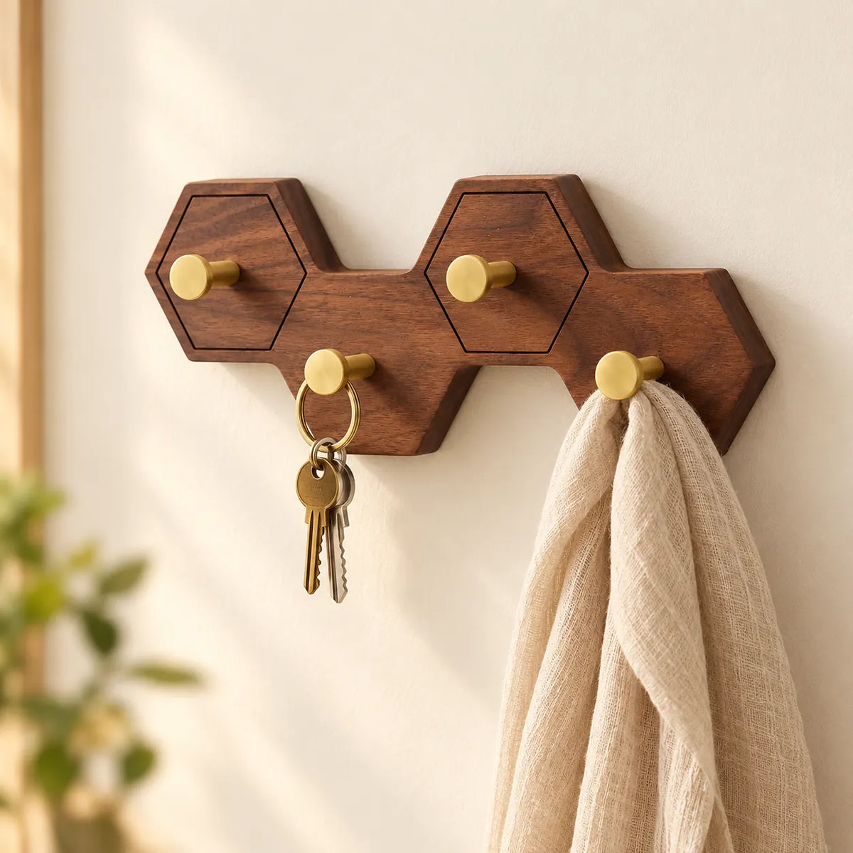 Crochet mural nid d’abeille bois brun, 4 crochets en laiton, avec des accessoires suspendus