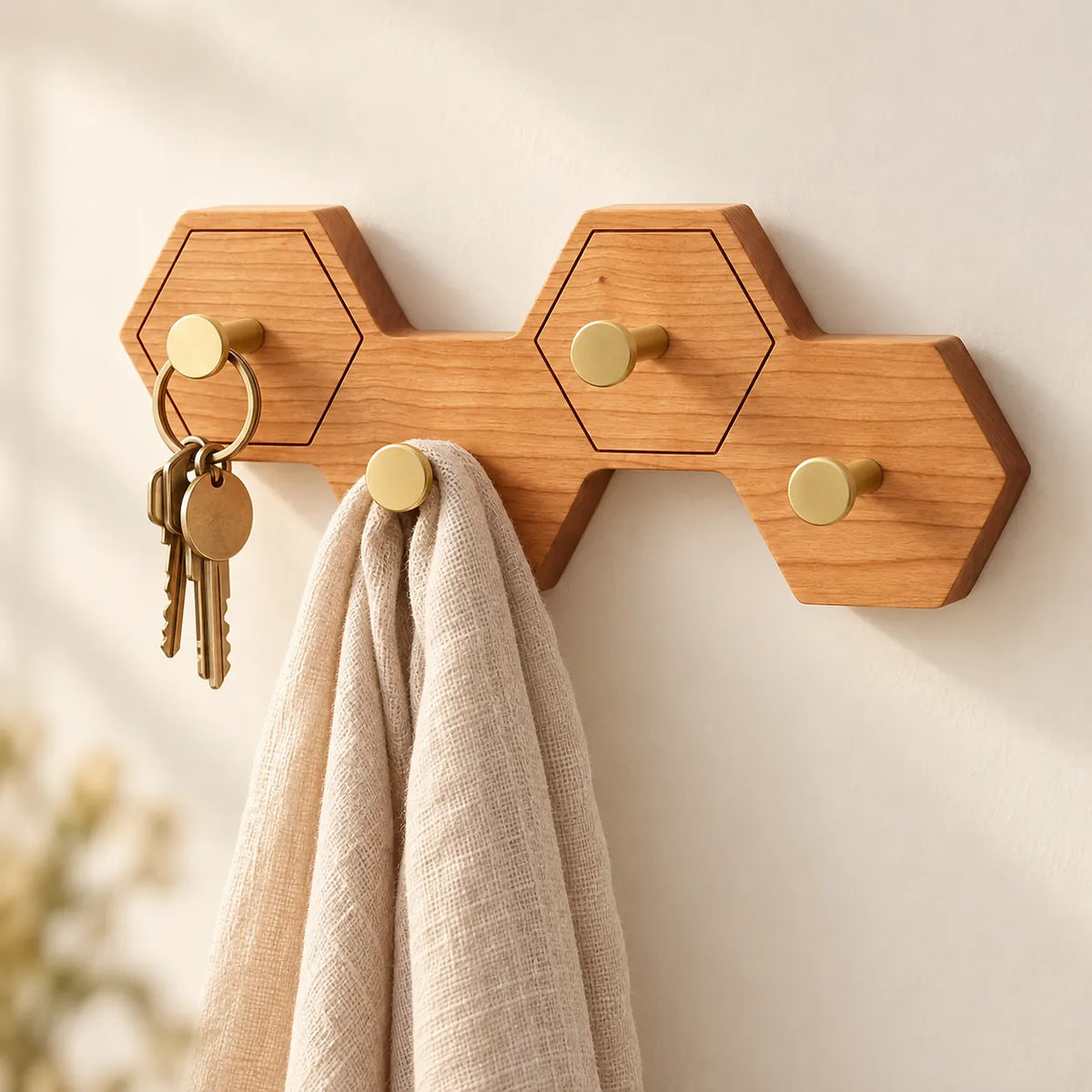 Crochet mural nid d’abeille bois clair, 4 crochets en laiton, avec des accessoires suspendus