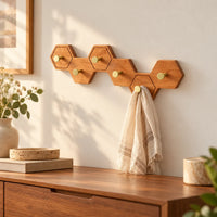 Crochet mural nid d’abeille bois clair, 6 crochets en laiton, dans une chambre
