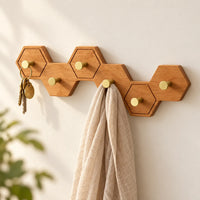 Crochet mural nid d’abeille bois clair, 6 crochets en laiton, avec des accessoires suspendus