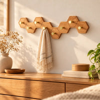 Crochet mural nid d’abeille bois clair, 8 crochets en laiton, dans une chambre