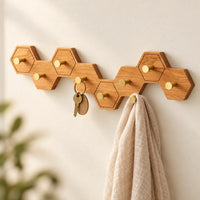 Crochet mural nid d’abeille bois clair, 8 crochets en laiton, avec des accessoires suspendus