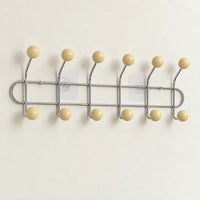 Crochet mural adhésif beige L - 49 cm : vue complète sur fond clair