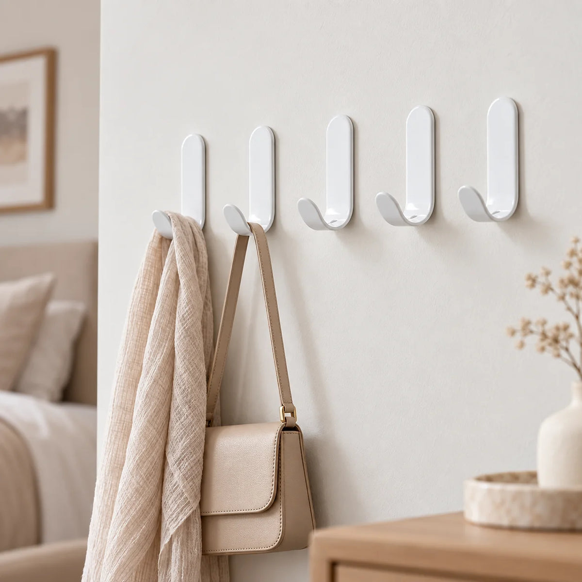 Crochet mural sans perçage blanc, lot de 5 — dans une chambre avec accessoires suspendus