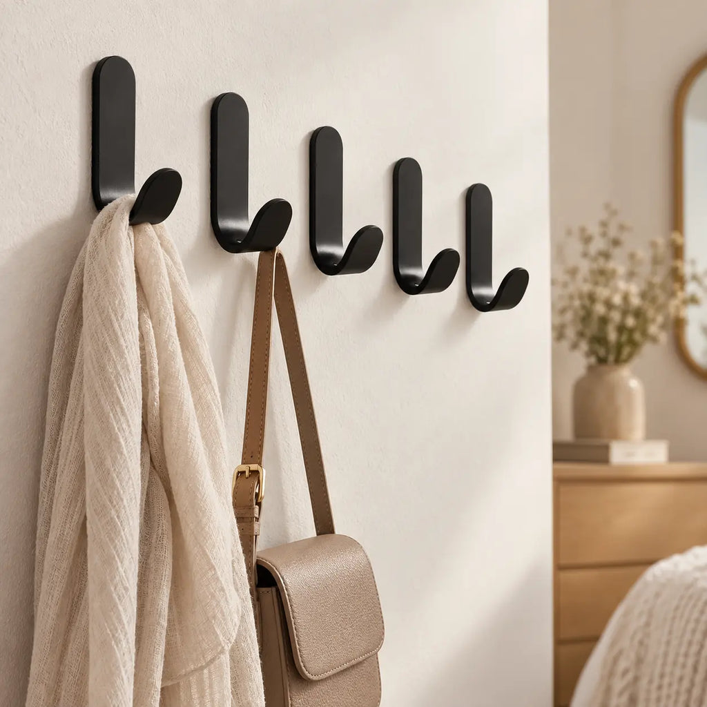 Crochet mural sans perçage noir, lot de 5 — dans une chambre avec accessoires suspendus