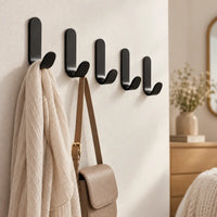 Crochet mural sans perçage noir, lot de 5 — dans une chambre avec accessoires suspendus
