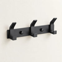 Crochet mural noir aluminium 3 crochets — sur fond clair