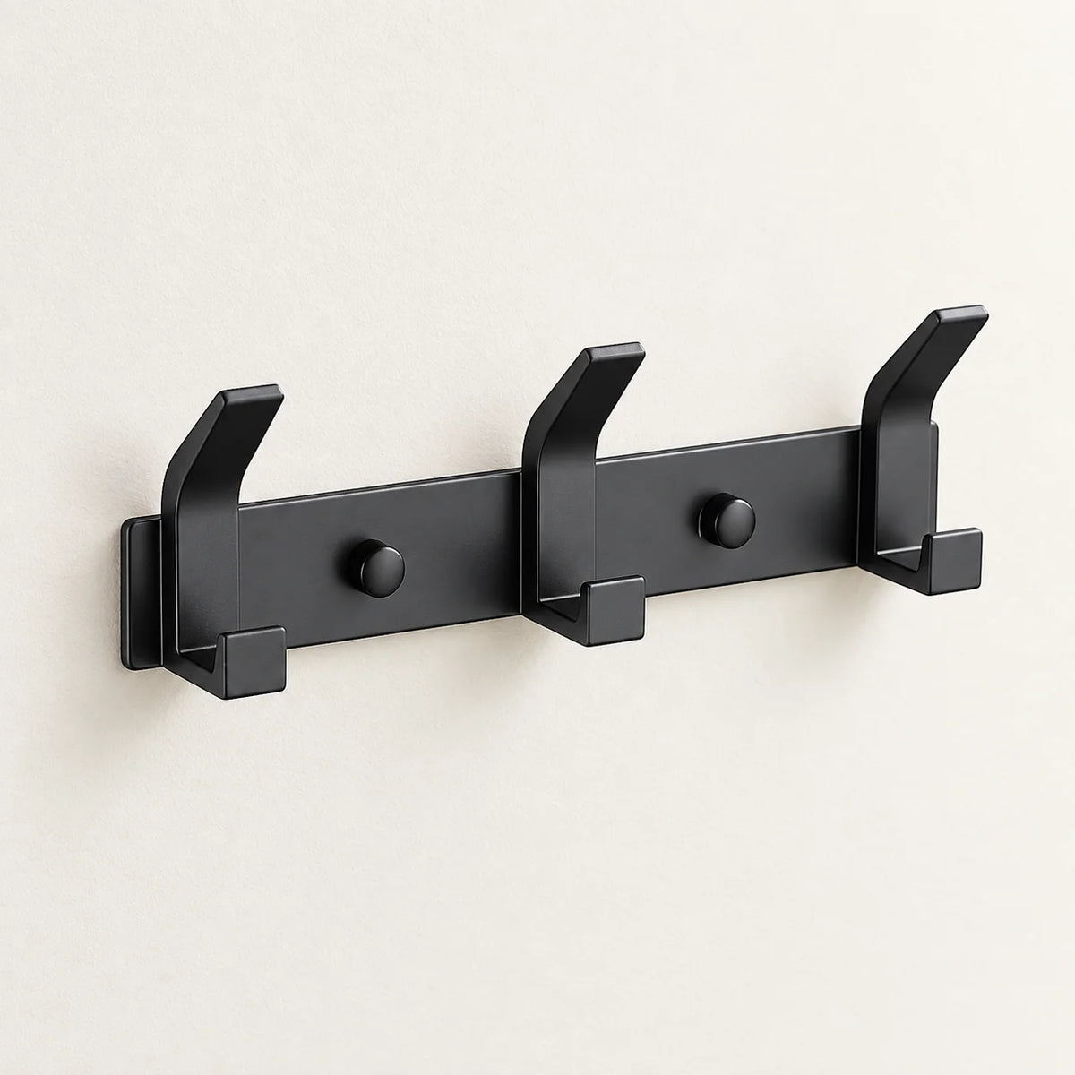 Crochet mural noir aluminium 3 crochets — sur fond clair