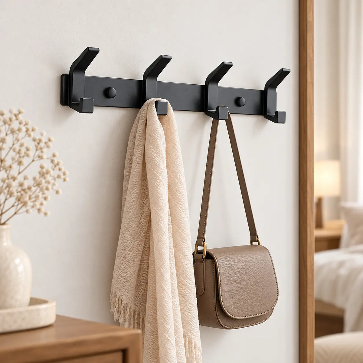 Crochet mural noir aluminium 4 crochets — dans une chambre avec accessoires suspendus