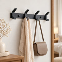 Crochet mural noir aluminium 4 crochets — dans une chambre avec accessoires suspendus