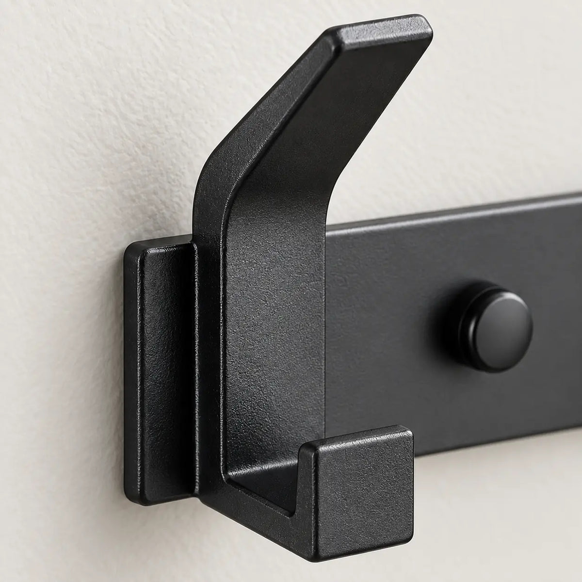 Crochet mural noir aluminium 4 crochets — en gros plan sur le crochet