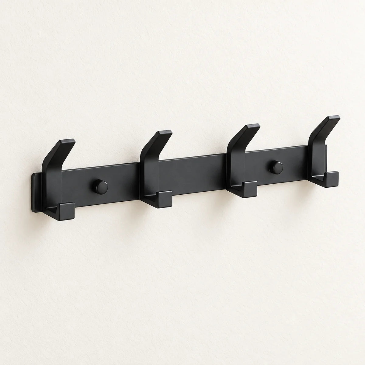 Crochet mural noir aluminium 4 crochets — sur fond clair
