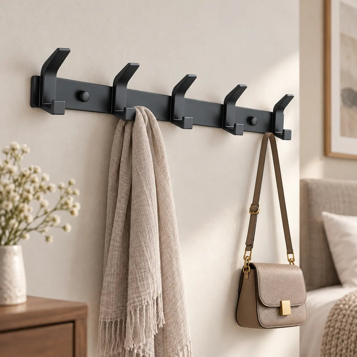 Crochet mural noir aluminium 5 crochets — dans une chambre avec accessoires suspendus